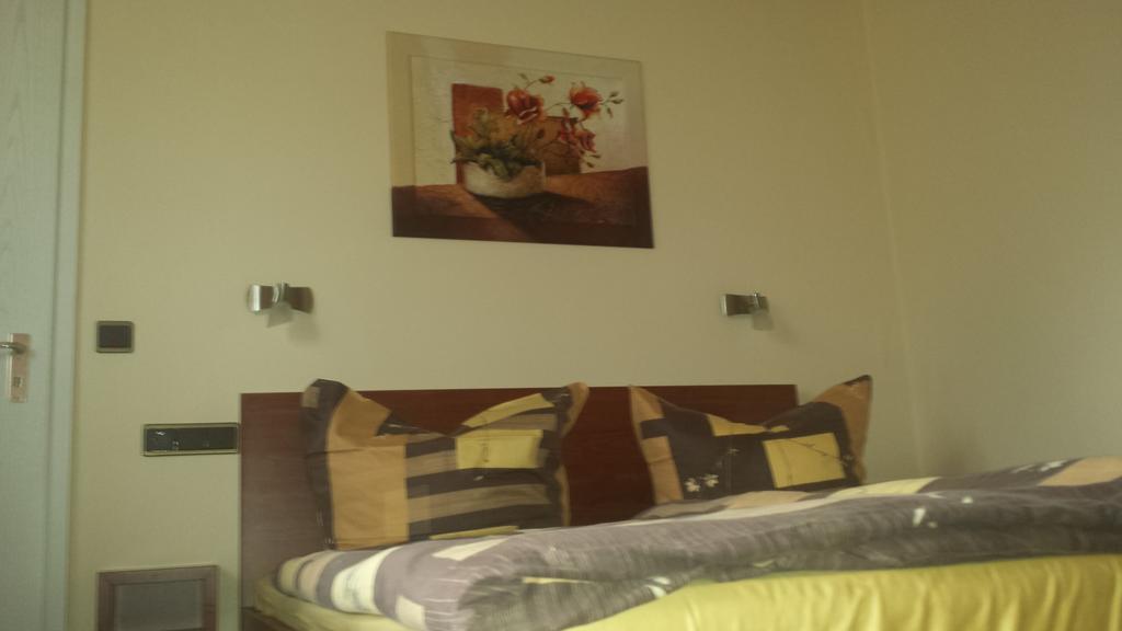 Hotel Restaurant Platamon Feuchtwangen Pokoj fotografie